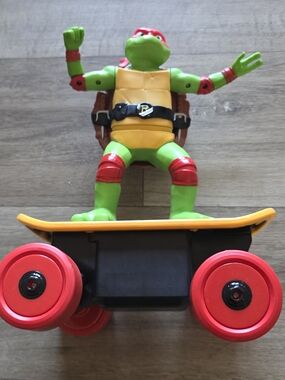 Teenage Mutant Ninja Turtles Raphael Skateboard Action Figure - Red & Green